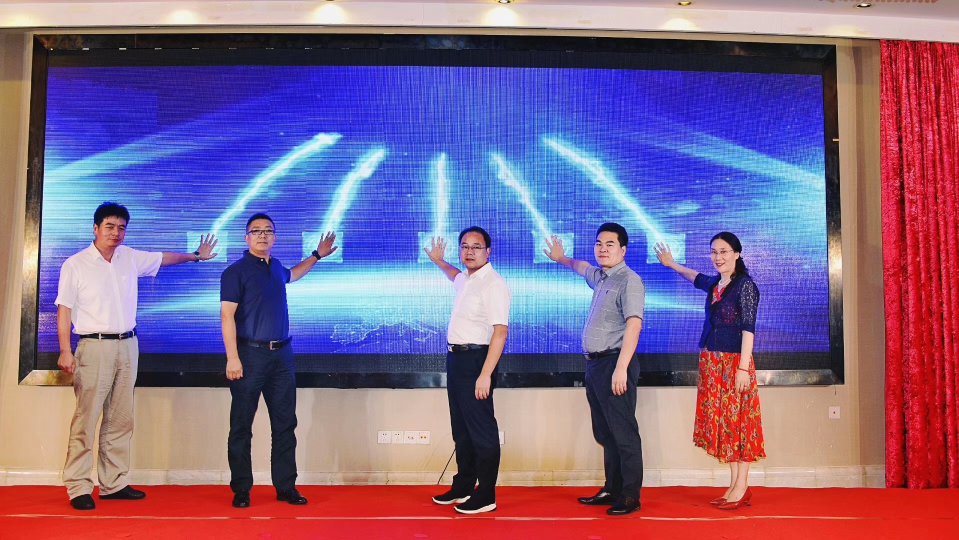 中國經濟信息社、京東集團、嵊州市商務局等“廠直優(yōu)品”項目組成員蒞臨佳歌集成灶參觀考察