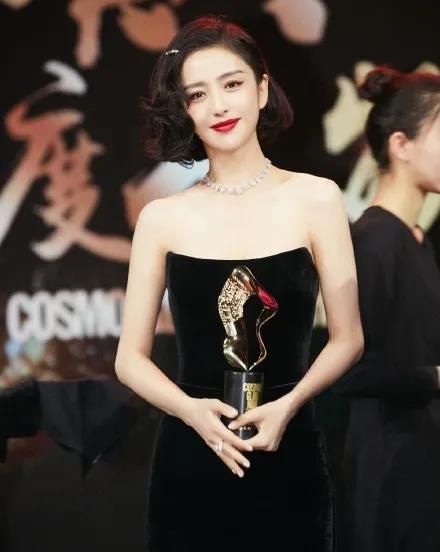 【一路佟行】無(wú)懼逆境！佳歌品牌代言人佟麗婭出席COSMO時(shí)尚盛典