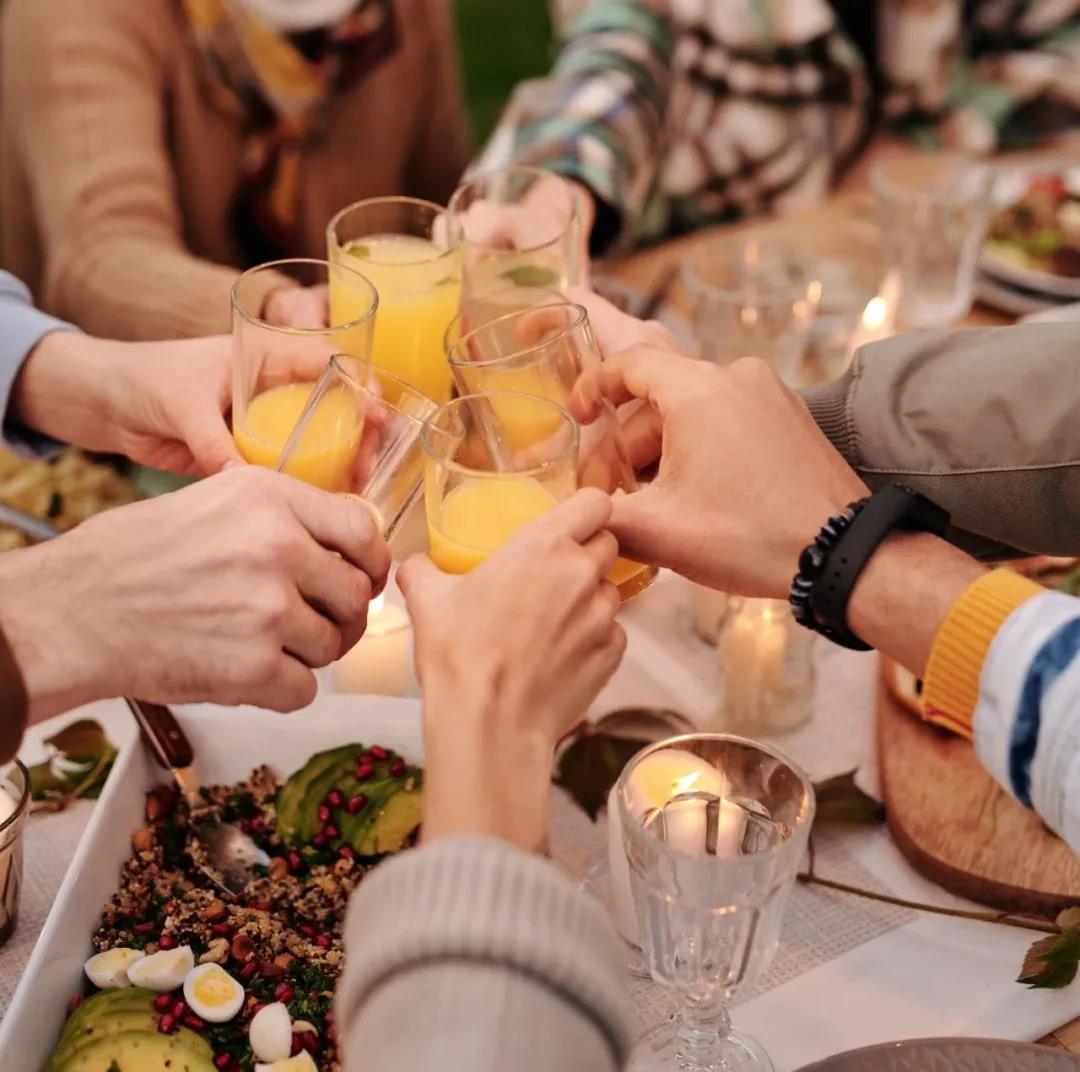 坐下來(lái) 一“佟”吃個(gè)飯吧