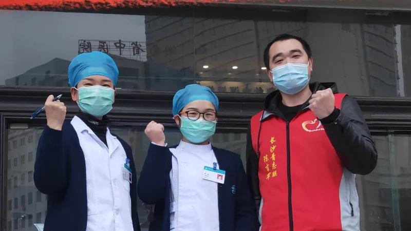 坐下來(lái) 一“佟”吃個(gè)飯吧