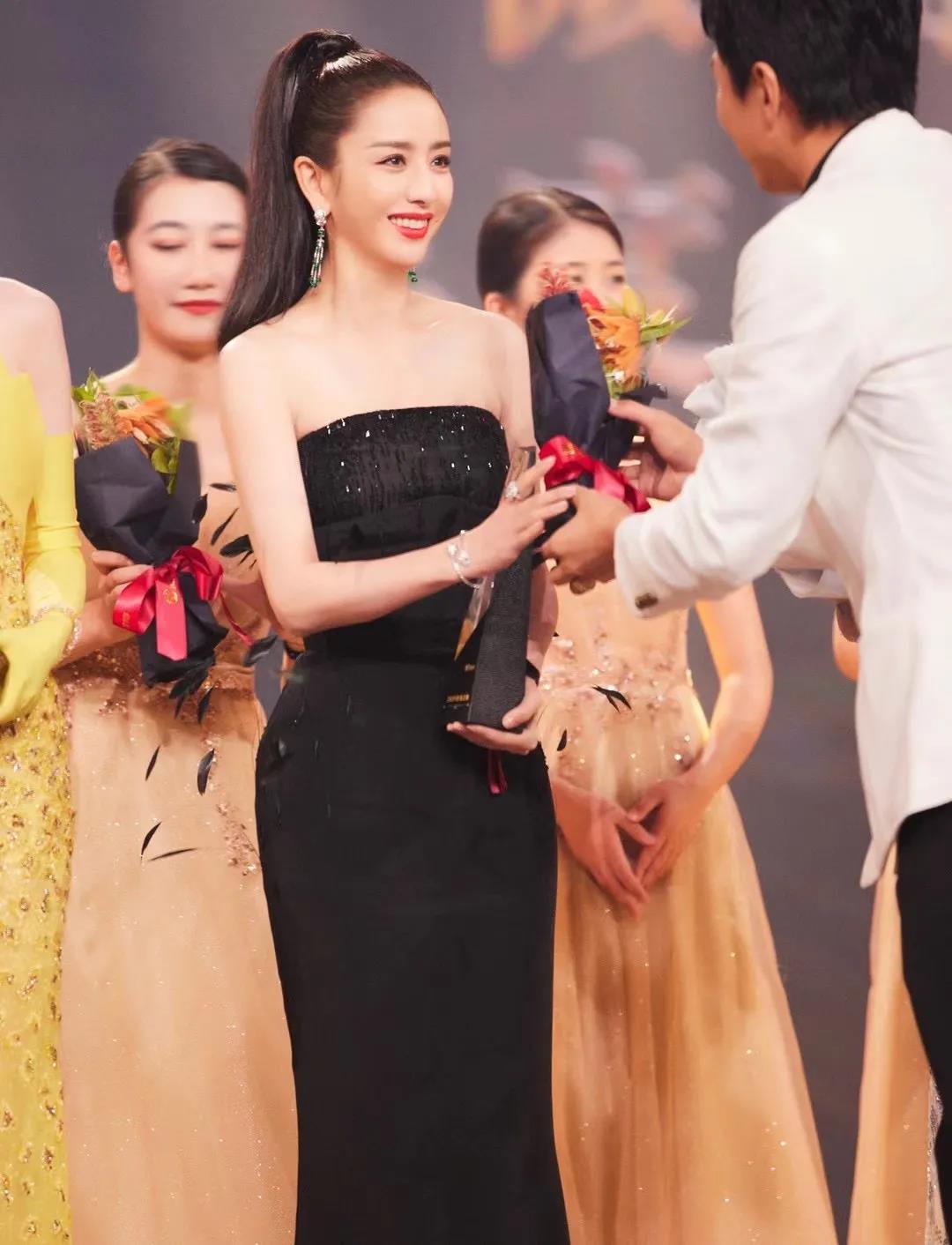 佳歌品牌代言人佟麗婭榮獲“微博年度之星”！