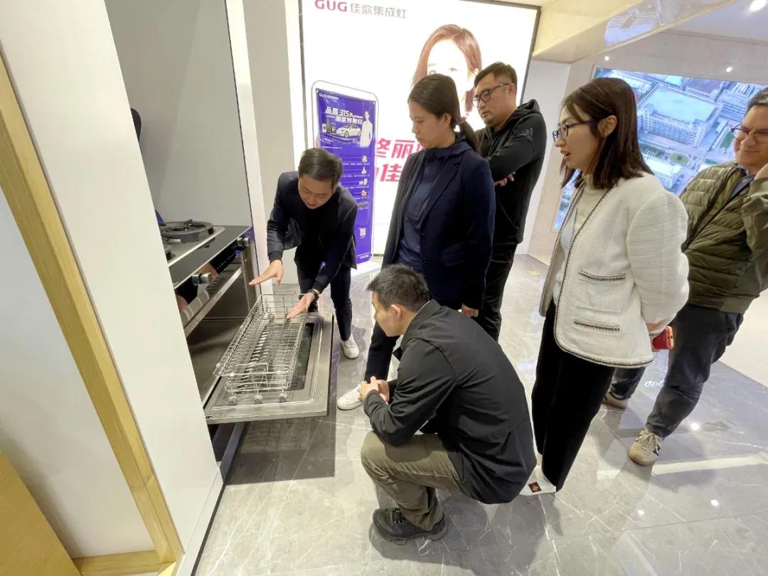 紹興市留學(xué)生聯(lián)誼會(huì)一行蒞臨佳歌集成灶參觀指導(dǎo)！