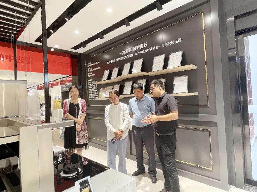 中國電子節(jié)能協(xié)會副秘書長梁上音一行蒞臨佳歌集團(tuán)參觀指導(dǎo)