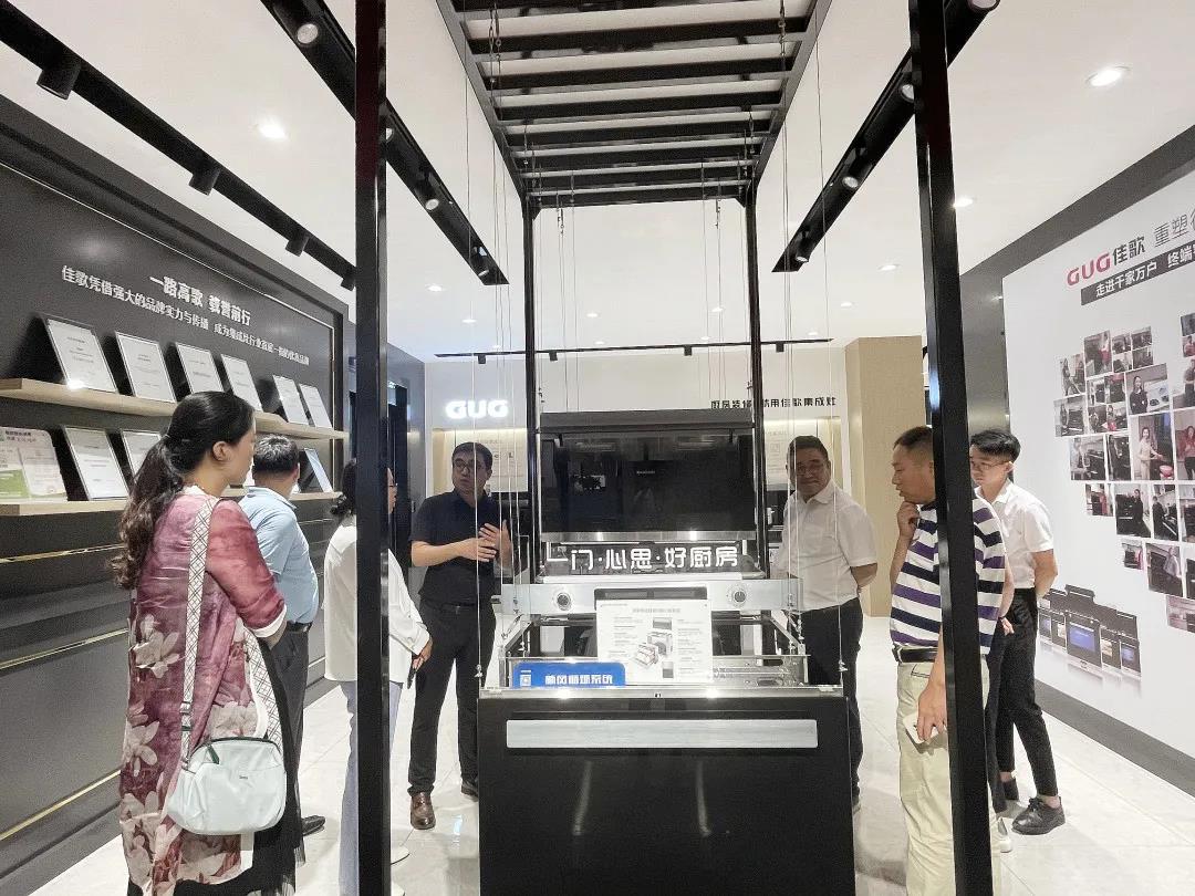 中國電子節(jié)能協(xié)會副秘書長梁上音一行蒞臨佳歌集團(tuán)參觀指導(dǎo)