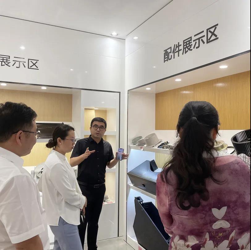 中國電子節(jié)能協(xié)會副秘書長梁上音一行蒞臨佳歌集團(tuán)參觀指導(dǎo)