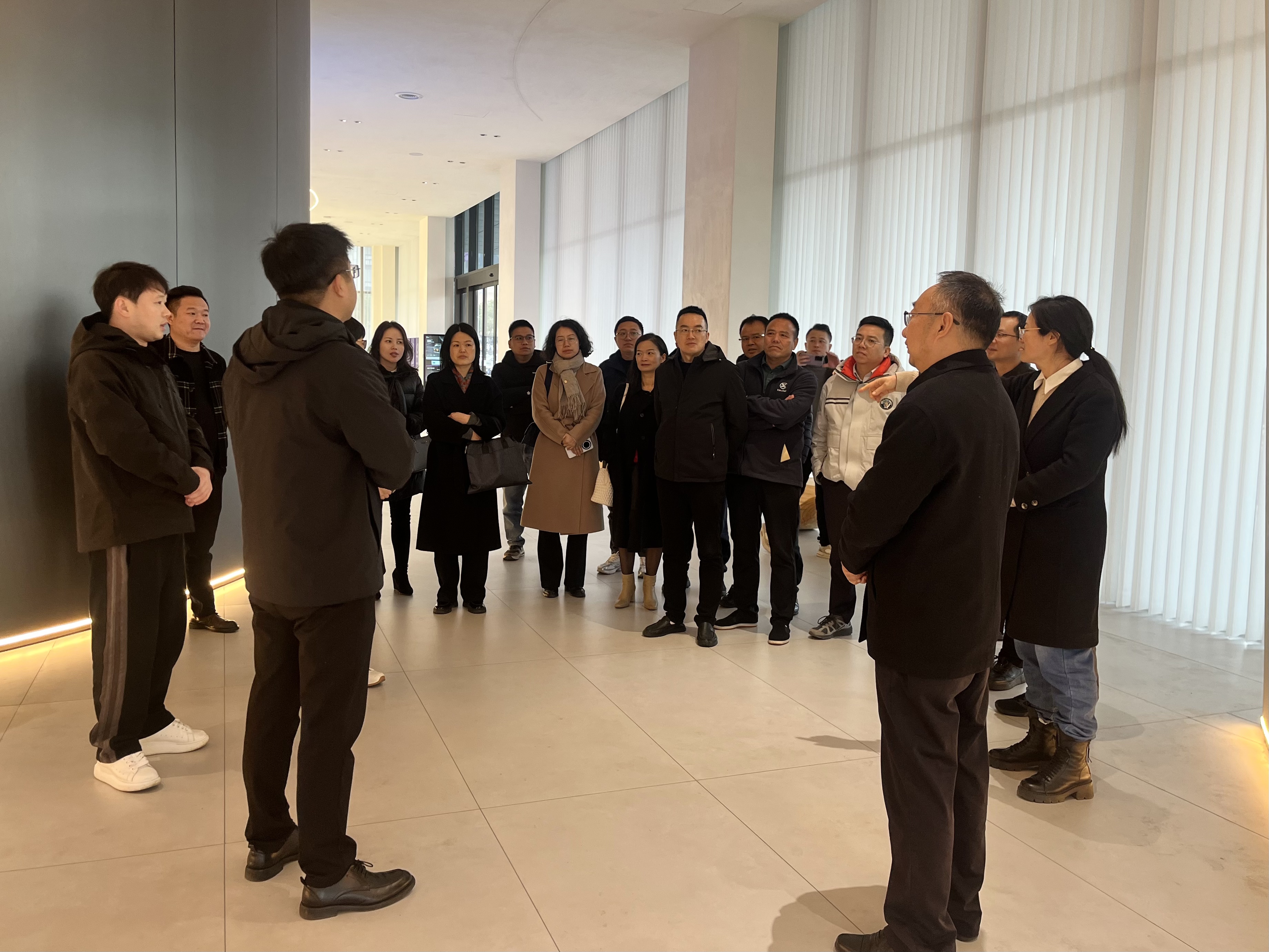 嵊州、新昌兩地政協(xié)副主席、民建主委等領(lǐng)導(dǎo)一行蒞臨佳歌集成灶參觀指導(dǎo)