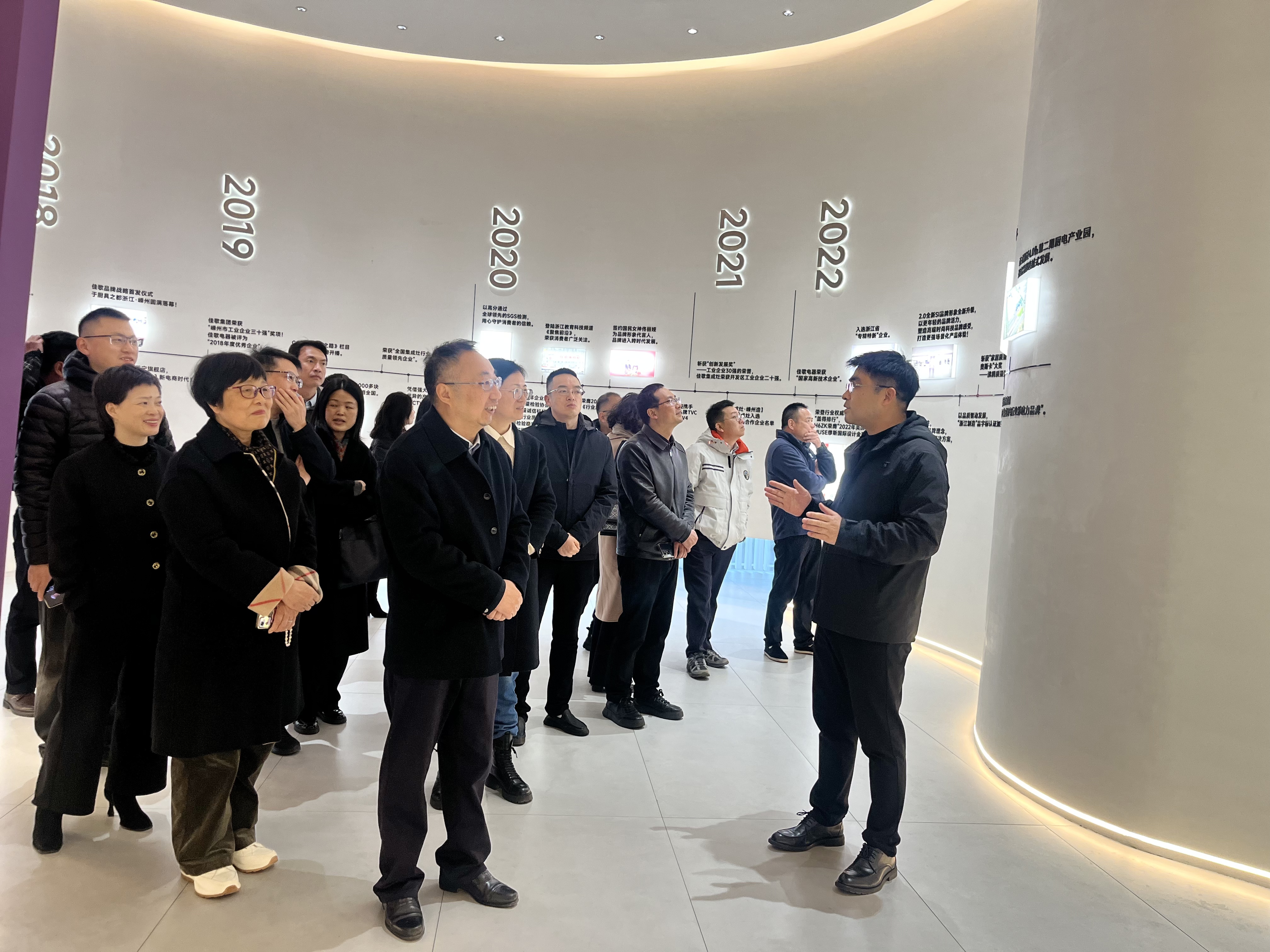 嵊州、新昌兩地政協(xié)副主席、民建主委等領(lǐng)導(dǎo)一行蒞臨佳歌集成灶參觀指導(dǎo)