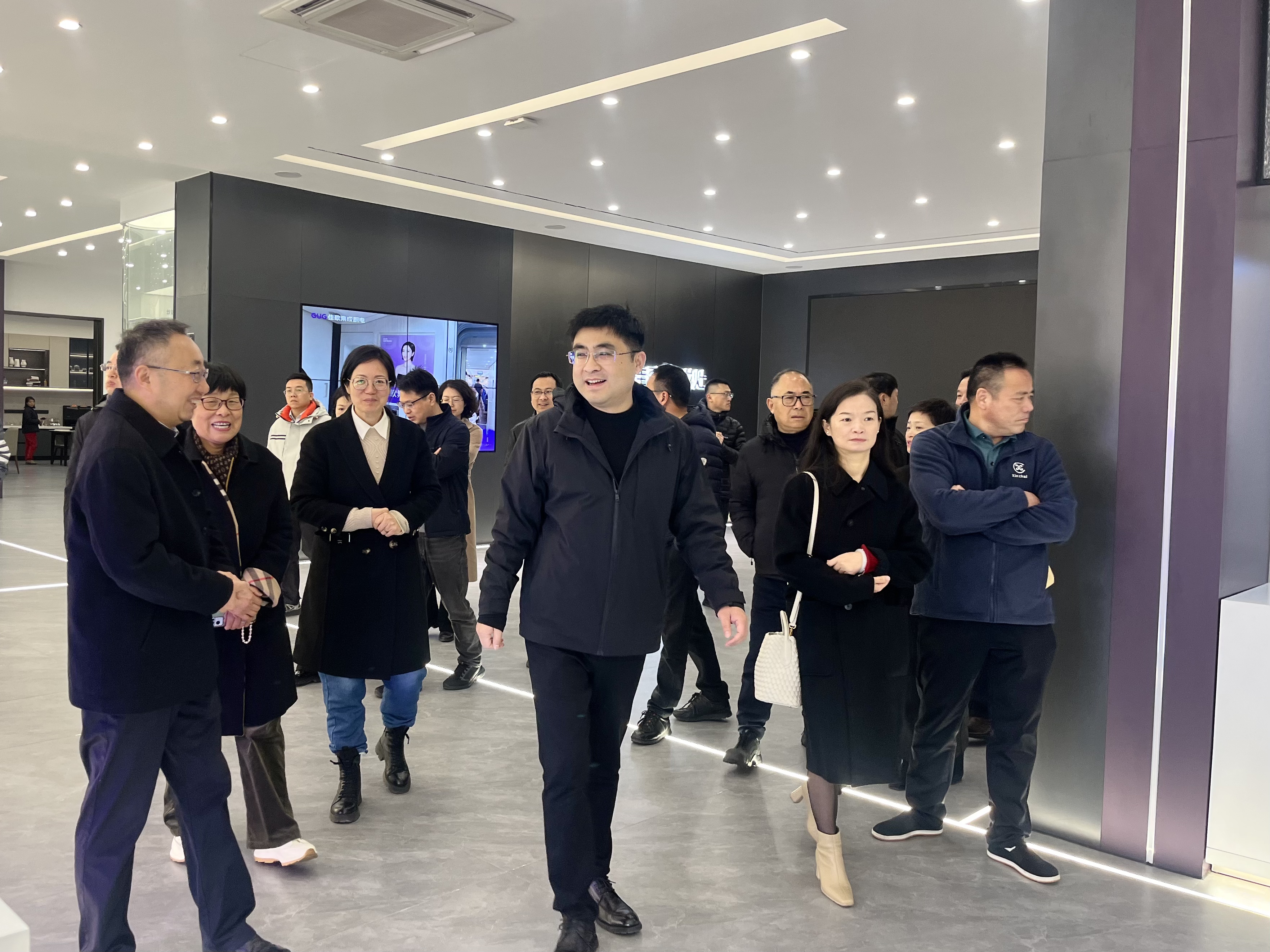 嵊州、新昌兩地政協(xié)副主席、民建主委等領(lǐng)導(dǎo)一行蒞臨佳歌集成灶參觀指導(dǎo)