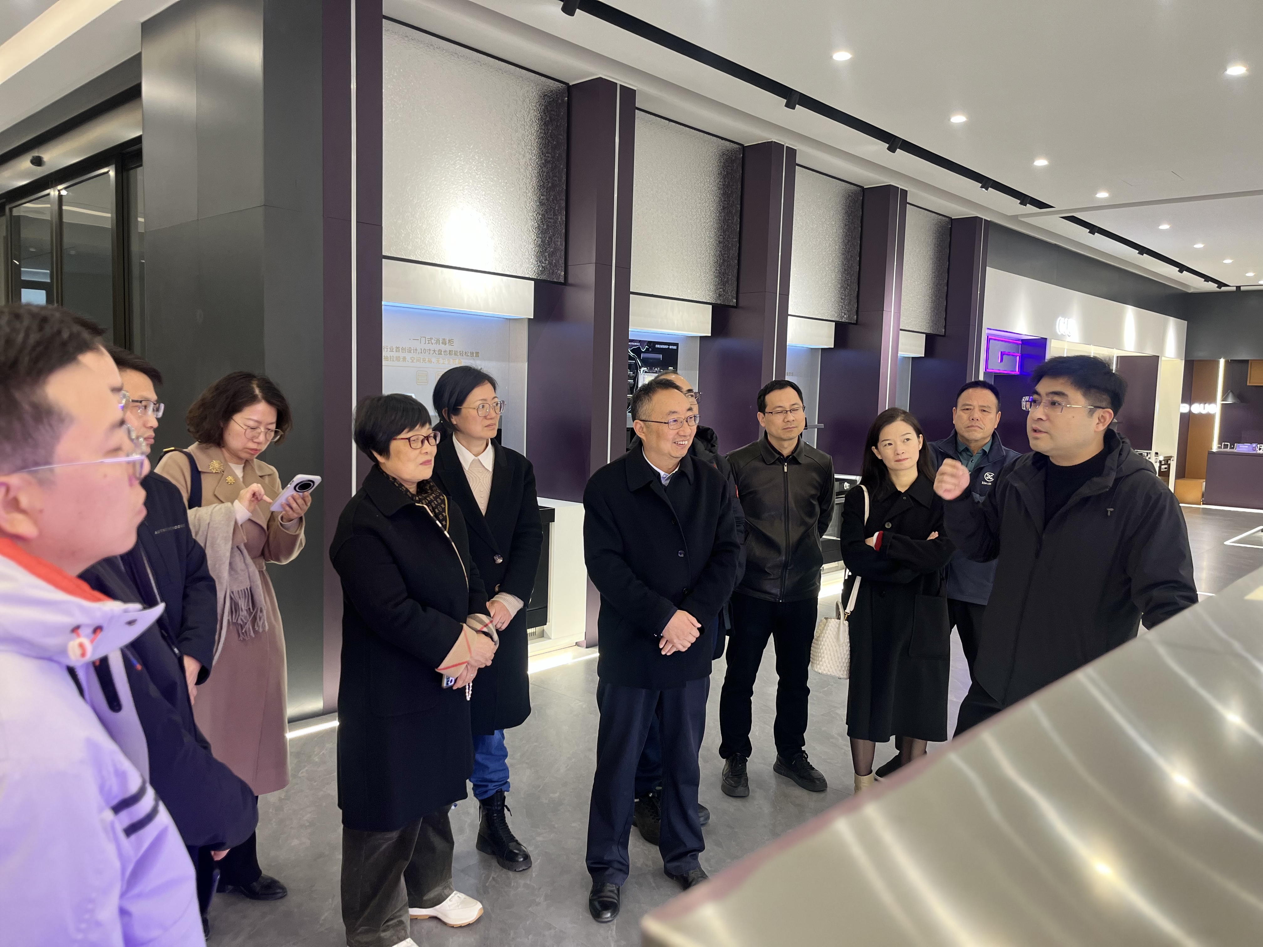 嵊州、新昌兩地政協(xié)副主席、民建主委等領(lǐng)導(dǎo)一行蒞臨佳歌集成灶參觀指導(dǎo)